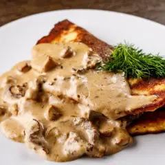 Placki ziemniaczane z polędwiczkami w sosie grzybowym, idealna surówka do polędwiczek w sosie grzybowym to świeży koperek.