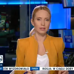 Kobieta w żółtej marynarce w studiu TVN24.