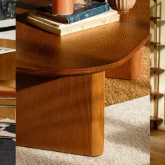 Arredamento in legno noce con dettagli in marmo e metallo. Idee per colori da abbinare al legno noce: bianco, nero, tonalità terra e accenti di colore.