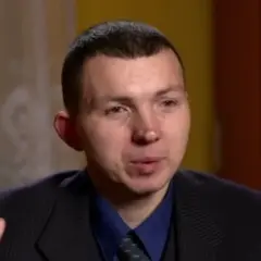 Jaruś z "Chłopaków do wzięcia" w garniturze, z gestykulującymi dłońmi, opowiada o swoich perypetiach.