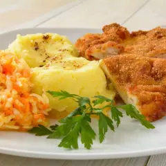 Jaką sałatkę do schabowego wybrać, aby zachwycić gości?