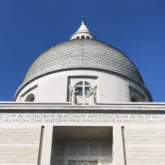Cupola imponente di San Pietro e Paolo a Roma, con iscrizione latina che celebra la città e gli apostoli.