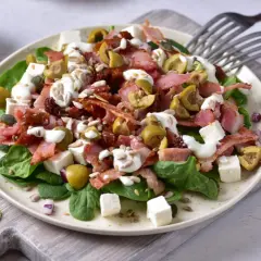Sałatka z boczkiem, oliwkami i serem feta. Idealna na szybki obiad, świetne ser feta przepisy.
