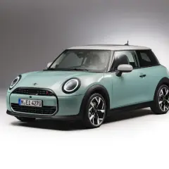Miętowy Mini Cooper S z białym dachem. Sprawdź aktualną mini cooper cena i dowiedz się więcej o tym stylowym samochodzie.