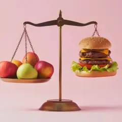 Waga szalkowa z owocami po jednej stronie i burgerem po drugiej. Czy to dieta wpływa na zakwaszony organizm objawy?