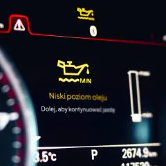 Na desce rozdzielczej świeci się żółta kontrolka wymiany oleju z napisem "Niski poziom oleju". Dolej, aby kontynuować jazdę.