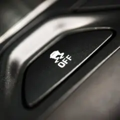Przycisk DTC BMW z ikoną kontroli trakcji wyłączoną.