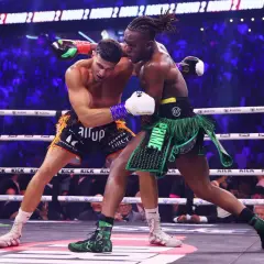 Tommy Fury i KSI i boxningsringen. Publiken jublar när Tommy Fury levererar en slagserie.