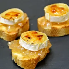Pyszne pinchos z kozim serem, karmelizowaną cebulką i miodem na chrupiącej bagietce.