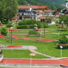 Grüne Wiesen und rote Bahnen laden zum Minigolf in Wiehl ein. Ein idyllischer Ort für Spaß und Spiel.
