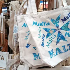 Torby z napisem "Malta" i symbolem krzyża. Pamiątki, których nie wolno przywieźć z Malty, to raczej nie są.