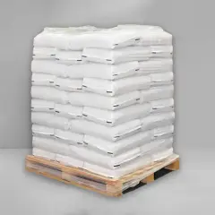 Na palecie ułożono 40 worków cementu, każdy owinięty folią.