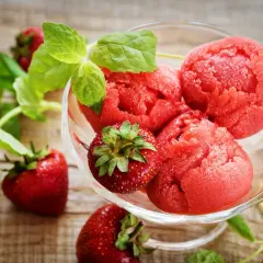 Idealny sorbet truskawkowy bez maszynki? Zrób go w domu!