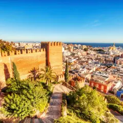 Vista panorámica de Almería capital, con su Alcazaba y el mar Mediterráneo. Un lugar ideal para visitar.