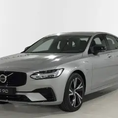 Volvo S90 plateado, un coche elegante. Aquí encontrarás opiniones sobre este modelo.