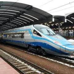Nowoczesny pociąg Pendolino czeka na pasażerów na peronie. To idealny środek transportu na podróż z Bielska nad morze.