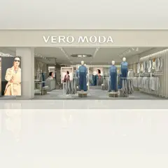 Vero Moda nyheter visas i en ljus och modern butik med skyltdockor och kläder på galgar.