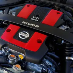 Silnik V6 Nismo z czerwonymi pokrywami zaworów, gotowy do generowania potężnego momentu obrotowego.
