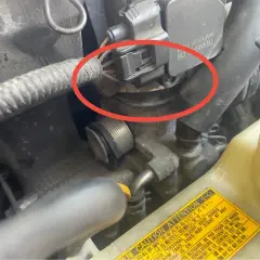 Silnik Toyoty z błędem DTC P0171. Czerwone kółko zaznacza przepustnicę i jej złącze elektryczne.
