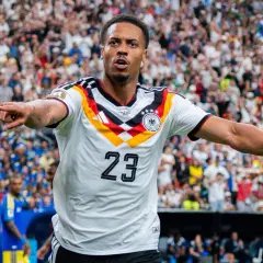 Fußballer Felix Nmecha im Deutschland-Trikot mit der Nummer 23, jubelt vor einer Menge.