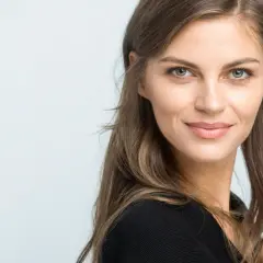 Mujer con un elegante corte de pelo media melena, mirada serena y una sonrisa sutil.