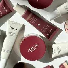 IDUN Minerals foundations och foundations för att hitta vilken foundation passar mig. Sminkborste, svamp och puder syns också.