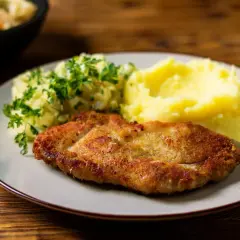 Chrupiące schabowe z airfryer, podane z puree ziemniaczanym i surówką z kapusty. Pyszny obiad gotowy w mgnieniu oka!