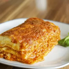 Pyszna, zapieczona lasagne z mięsem mielonym, idealna na prosty obiad.