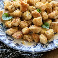 Bocconcini di pollo croccanti, dorati e profumati al limone, perfetti per ogni ricetta.
