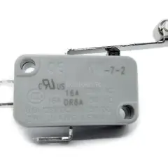 Szary wyłącznik krańcówka z metalowym ramieniem i rolką. Model KW-7-2, 16A 250V AC.