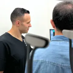 Médico explica a paciente sobre puntos reabsorbibles.