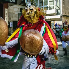 Personajes del Entroido de Xinzo de Limia, con sus máscaras y peliqueiros, desfilan por las calles. ¡Una experiencia que ver en Xinzo de Limia!