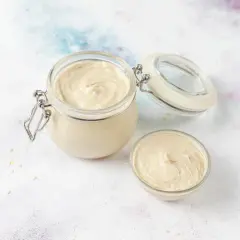 Un pot et un bol de crème onctueuse, prête à garnir vos pâtisseries.