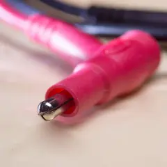 Do czego służy woltomierz? Odkryj jego kluczowe zastosowania w elektryce