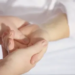 Mains douces prodiguant un massage apaisant, un moment de bien-être pour des personnes âgées.