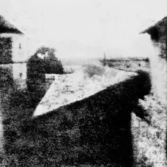 Pierwsza fotografia świata. Widok z okna, budynki, niebo i postać.