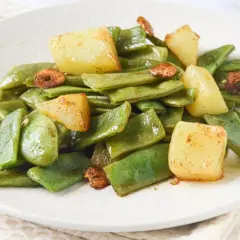 Judías verdes con patatas y ajo dorado, un plato sencillo y sabroso.