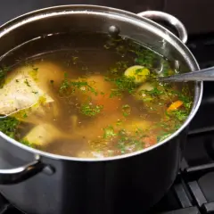 Klarowny rosół jak z restauracji? Odkryj sekrety mistrzów!