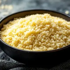 En skål med fluffig, gyllene bulgur, redo att koka. Perfekt som tillbehör till din måltid.