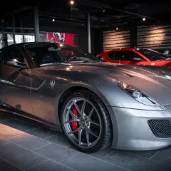 En grå Ferrari 599 GTO, en dröm för många, kanske till och med för Gabriel Titus Gessle. Bakom den syns en röd Ferrari.