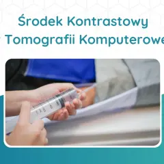 Ręce trzymają strzykawkę z płynem, przygotowując środek **kontrastowy** do podania pacjentowi podczas badania tomografii komputerowej.