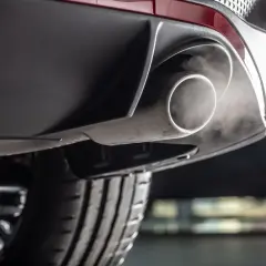 Dym z rury wydechowej samochodu diesel, charakterystyczny zapach spalin.