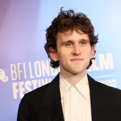 Harry Melling na tle BFI London Film Festival.
