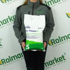 Osoba trzymająca worek nawozu Polifoska 5 o masie 5 kg.