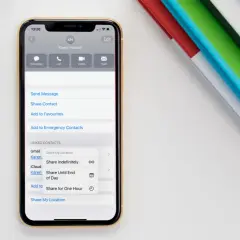 Na ekranie iPhone'a widać opcje udostępniania lokalizacji. Możesz wybrać, jak zmienic lokalizacje w iPhone, udostępniając ją na stałe, do końca dnia lub na godzinę.