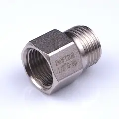 Metalowa przejściówka z gwintem wewnętrznym i zewnętrznym 1/2 cala, idealna do połączeń hydraulicznych.