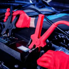 Jak bezpiecznie podłączyć prostownik do akumulatora? Krok po kroku