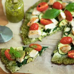 Pyszna pizza na spodzie z brokuła z kurczakiem, cukinią, pomidorkami i pesto.