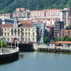Edificio del Ayuntamiento de Bilbao, con el río y el paseo peatonal del Casco Viejo.