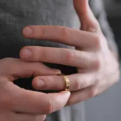 Dlaczego złota obrączka brudzi palec? Poznaj 5 przyczyn i rozwiązań